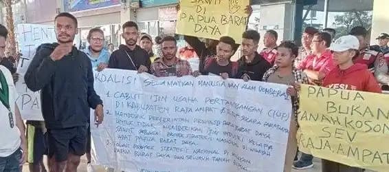 Menteri Bahlil Diteriaki Penipu saat Tiba di Bandara Deo Sorong, Papua