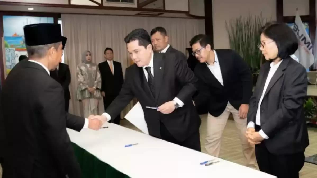 Menteri BUMN Erick Thohir (tengah) dalam acara pelantikan Deputi SDM dan Staf Ahli bidang Implementasi Kebijakan Strategis Kementerian BUMN di Jakarta, Selasa (3/3/2020). (Foto: Dokumentasi Kementerian BUMN)