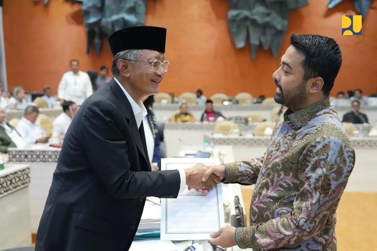 Menteri di komisi V