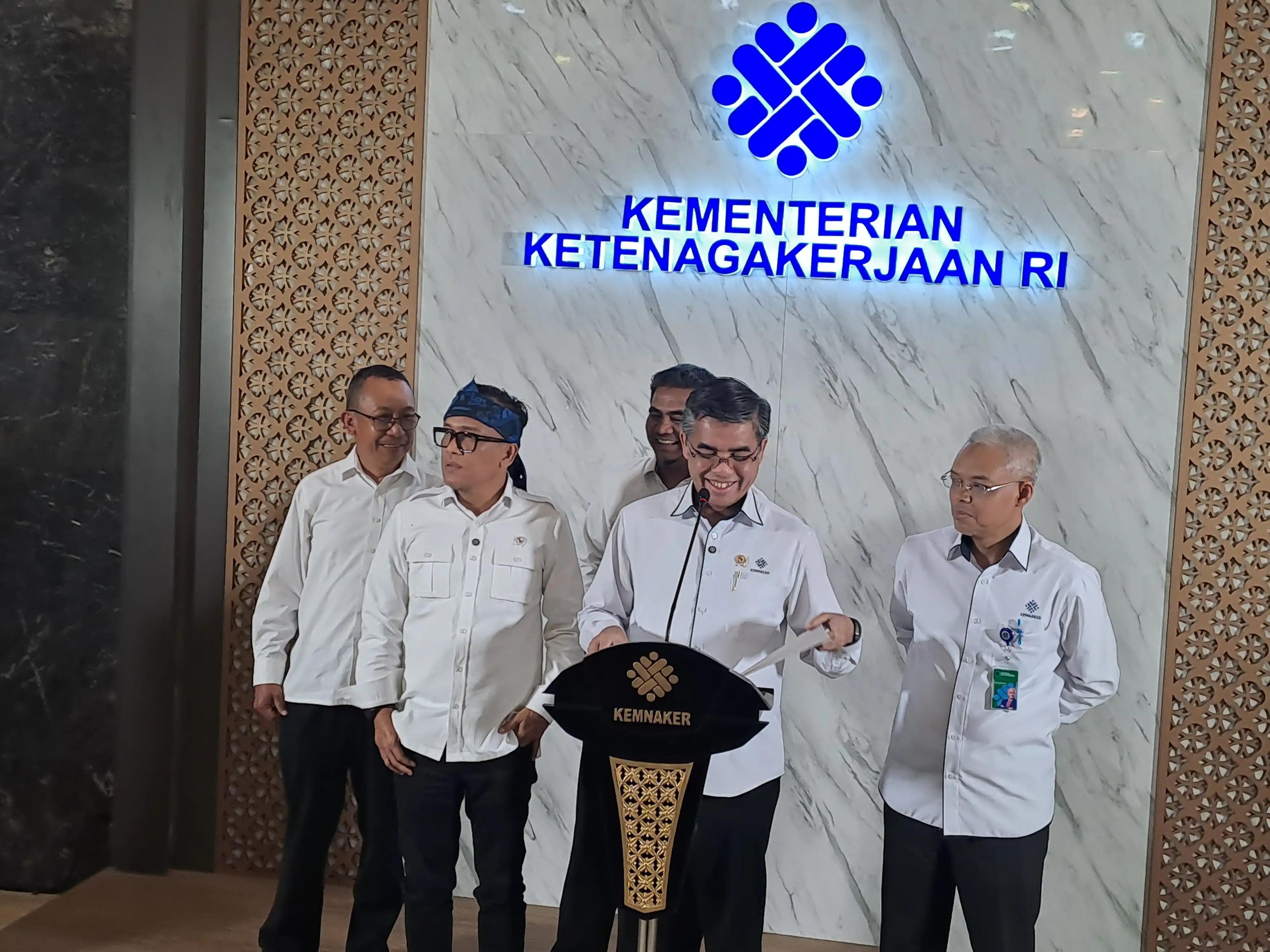 Menteri Ketenagakerjaan (Menaker) Yassierli, Ph.D menerbitkan Surat Edaran Nomor M/5/HK.04.00/V/2025 tentang Larangan Penahanan Ijazah dan/atau Dokumen Pribadi Milik Pekerja/Buruh oleh Pemberi Kerja.