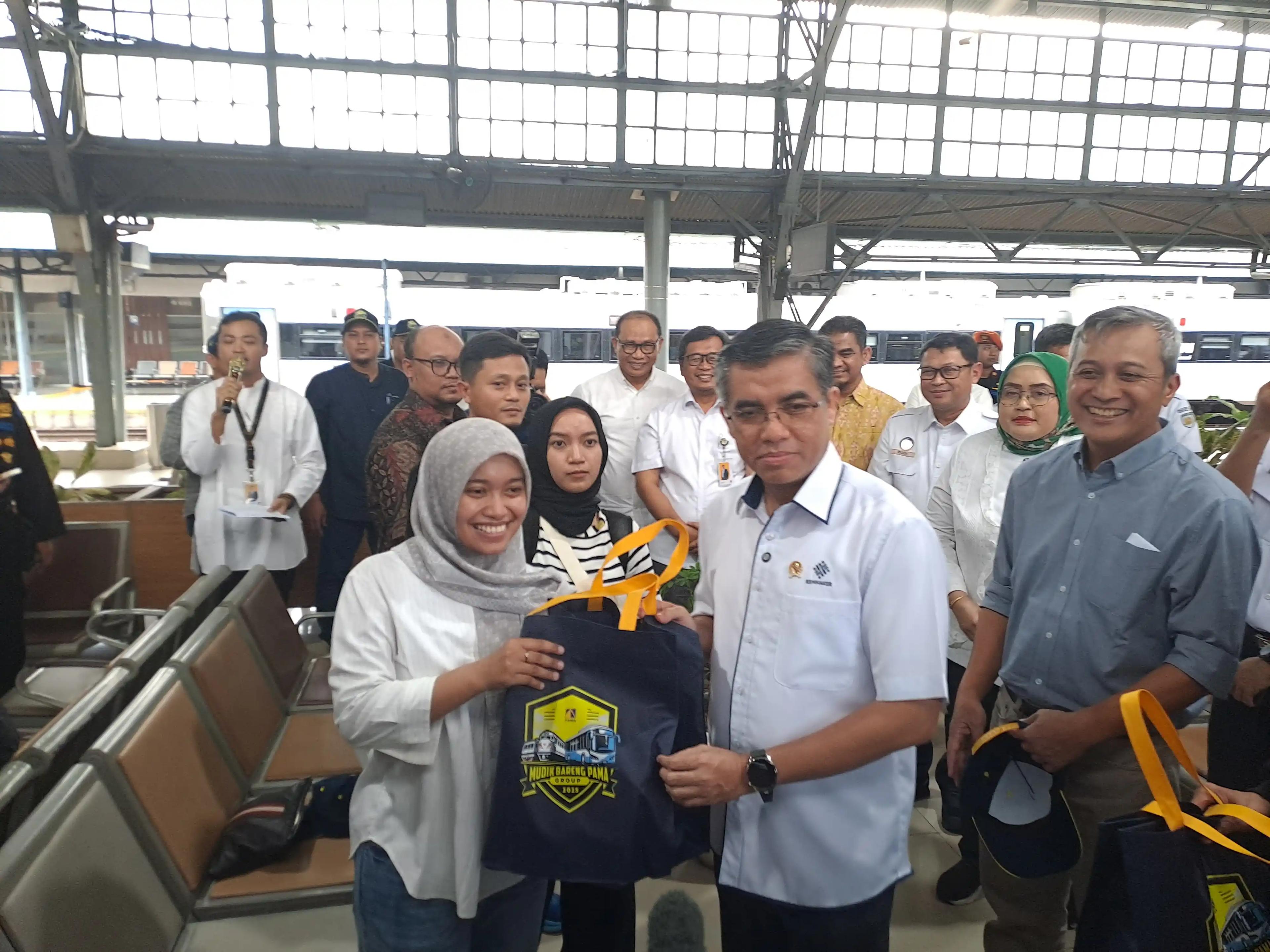 Menteri Ketenagakerjaan Yassierli kunjungi pemudik di Stasiun Pasar Senen. (Foto: Rizal)