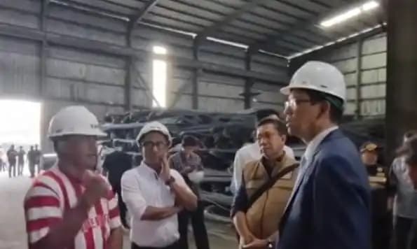 Menteri Keuangan Purbaya Yudhi Sadewa melakukan sidak ke perusahaan pengelola baja di Tangerang