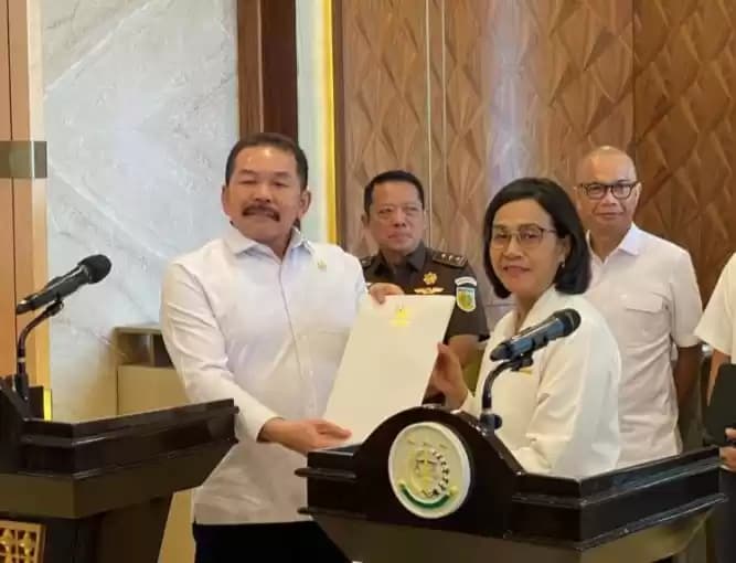Menteri Keuangan Sri Mulyani Indrawati menyambangi Jaksa Agung ST Burhanuddin di Kantor Kejaksaan Agung (Kejagung), Senin (18/3/2024).