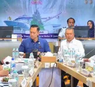 Menteri Koordinator Bidang Infrastruktur dan Pembangunan Kewilayahan Agus Harimukti Yudhoyono (Kiri) dan Menteri Perhubungan Dudy Purwagandhi (kanan)