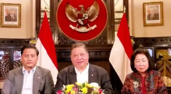 Menteri Koordinator Bidang Perekonomian Airlangga Hartarto didampingi Wakil Menteri Keuangan Thomas Djiwandono dan Wakil Ketua Dewan Ekonomi Nasional Mari Elka Pangestu