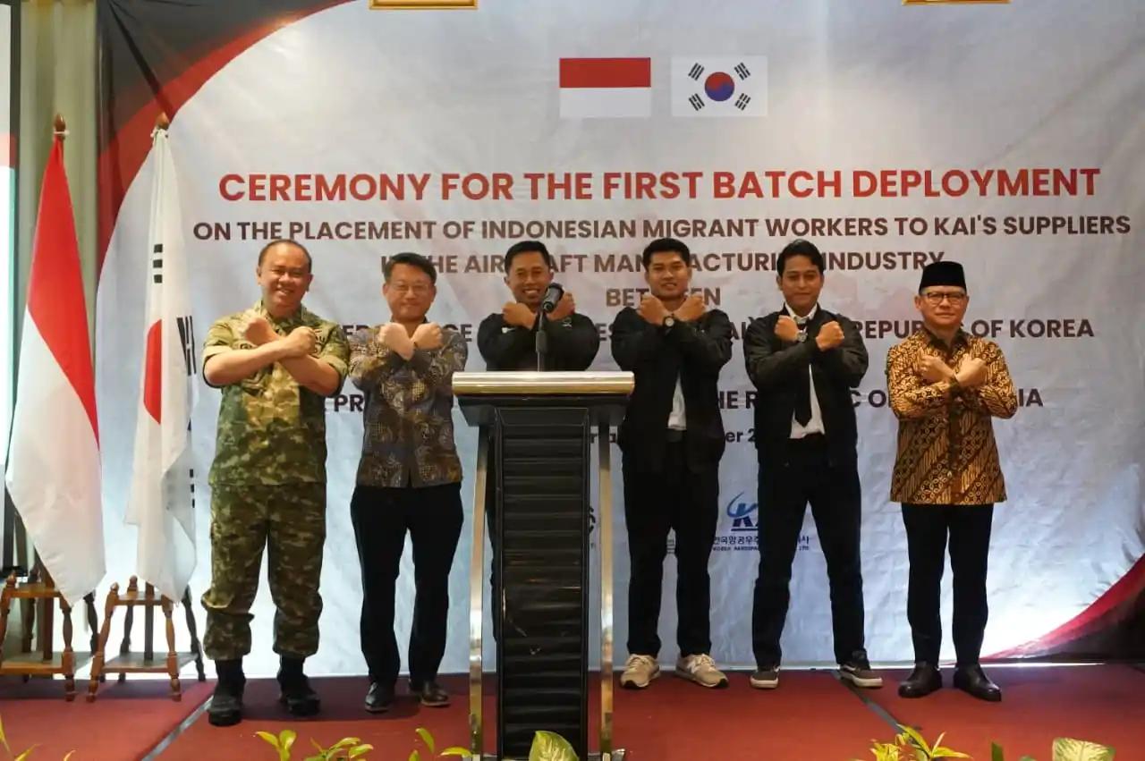 Menteri Mukhtarudin dalam acara syukuran dan pelepasan perdana penempatan 12 Pekerja Migran Indonesia ke Korea Aerospace Industries. 9Dok. KemenP2MI)