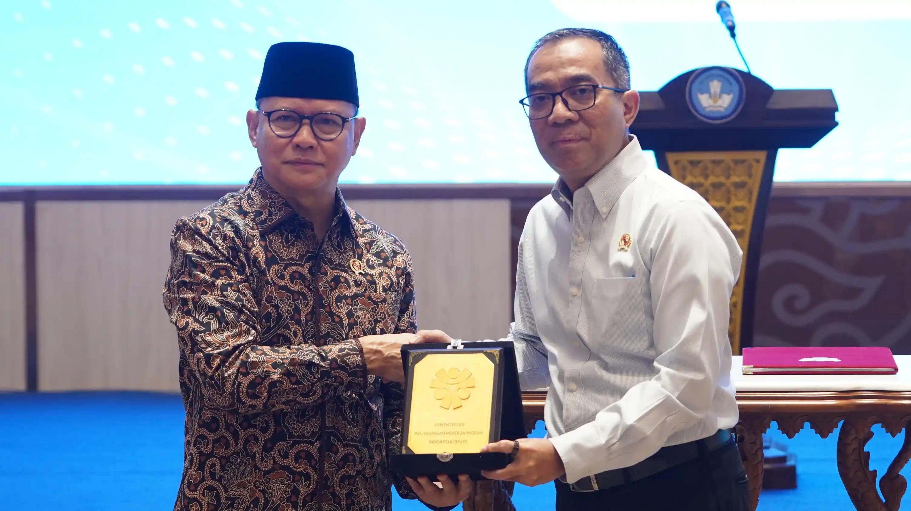 Menteri P2MI Mukhtarudin  dan Mendiktisaintek Brian Yuliarto saat MoU (Dok. Keme P2MI)