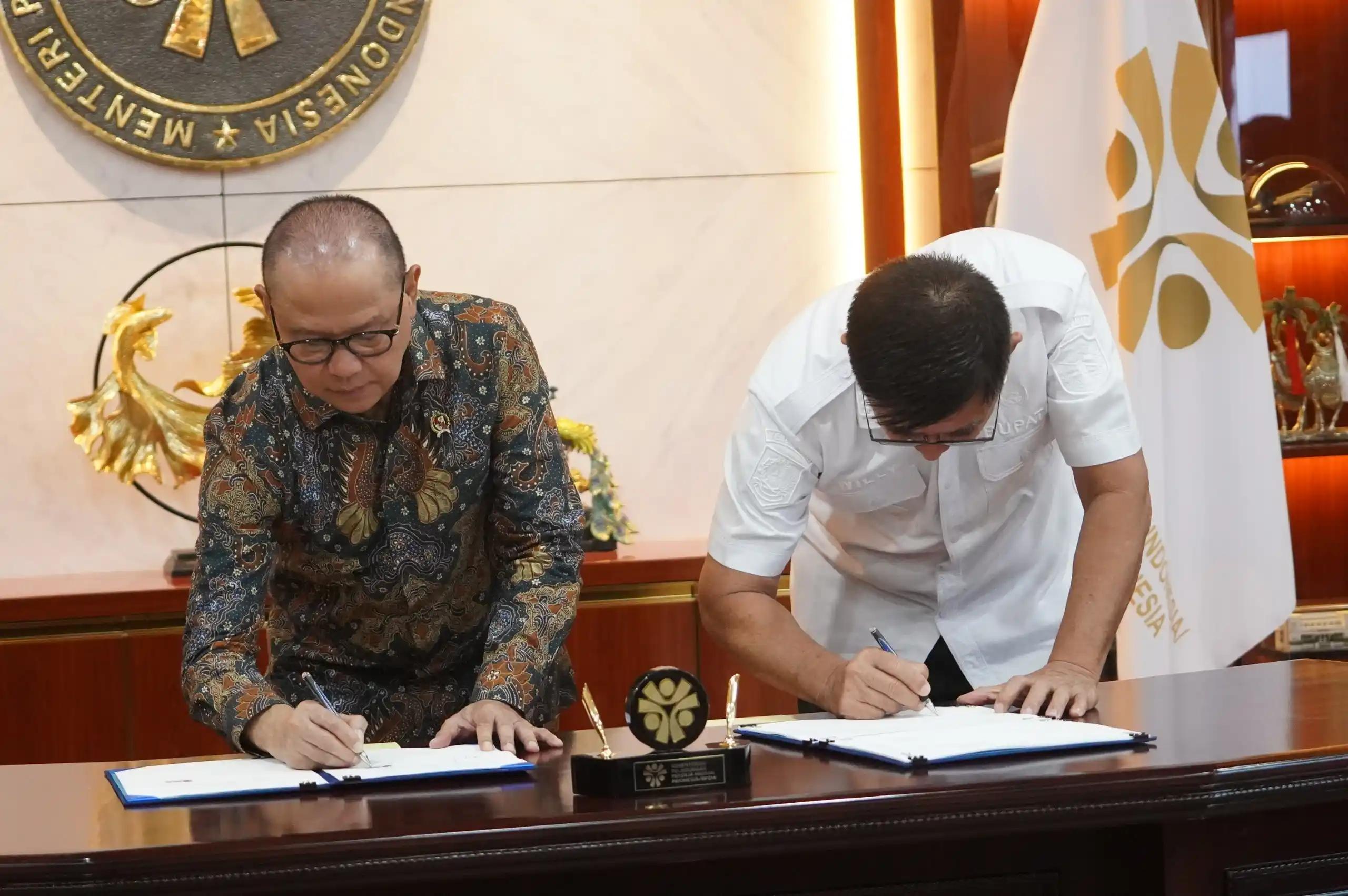 Menteri P2MI Mukhtarudin  tandatangani  Memorandum of Understanding (MoU) dengan Pemerintah Kabupaten Belu NTT. (Dok. KemenP2MI)