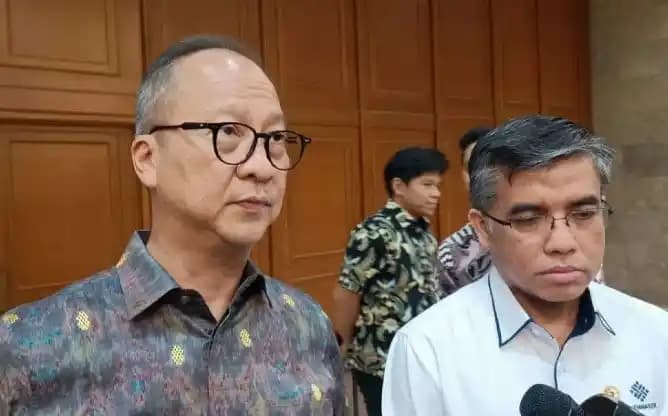 Menteri Perindustrian (Menperin) Agus Gumiwang Kartasasmita (kiri) dan Menteri Ketenagakerjaan Yassierli (kanan)