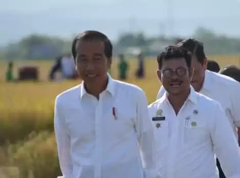 Menteri Pertanian Syahrul Yasin Limpo saat mendampingi Presiden Joko Widodo meninjau panen raya padi di Kelurahan Baji Pamai, Kabupaten Maros, Sulawesi Selatan. (Foto: Humas Kementan)