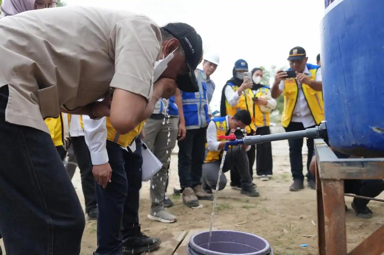 Menteri PU minum dari air spam