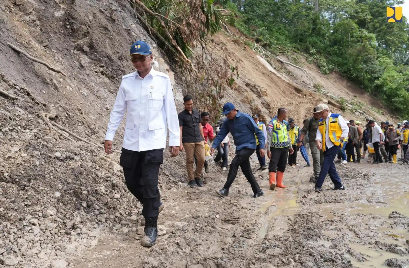 Menteri PU Tinjau longsor