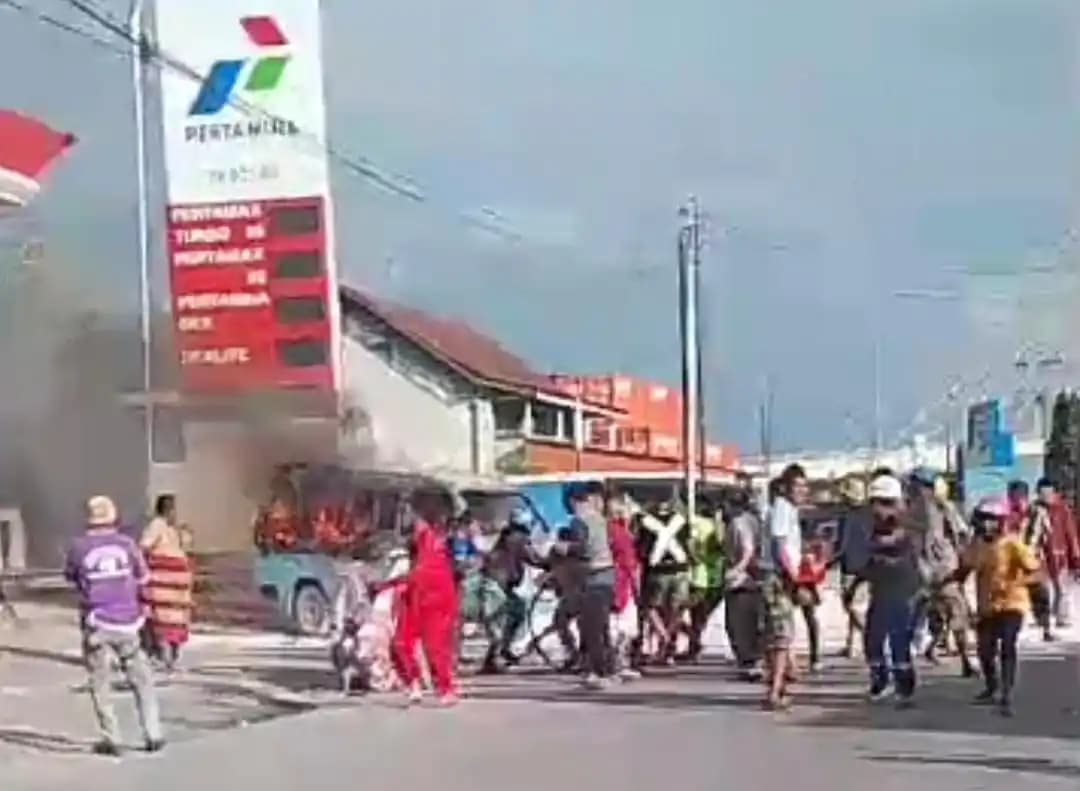 Mikrolet Terbakar di SPBU Kota Lama Kendari saat Antre Isi BBM