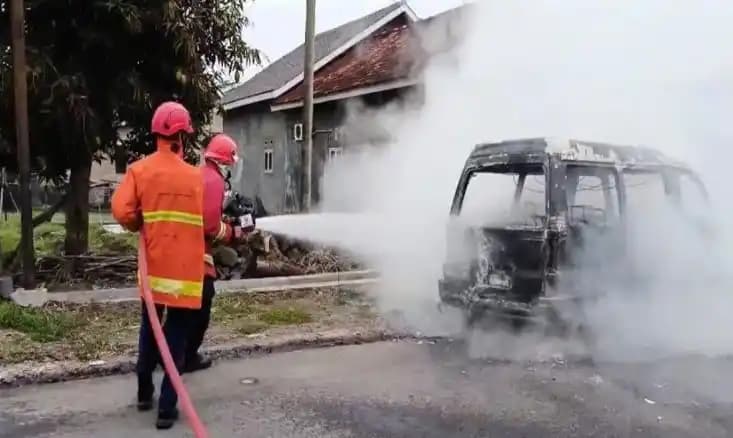 Minibus terbakar