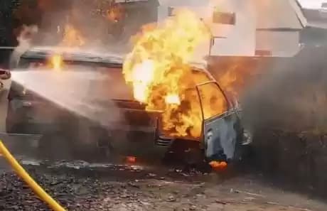 minibus terbakar