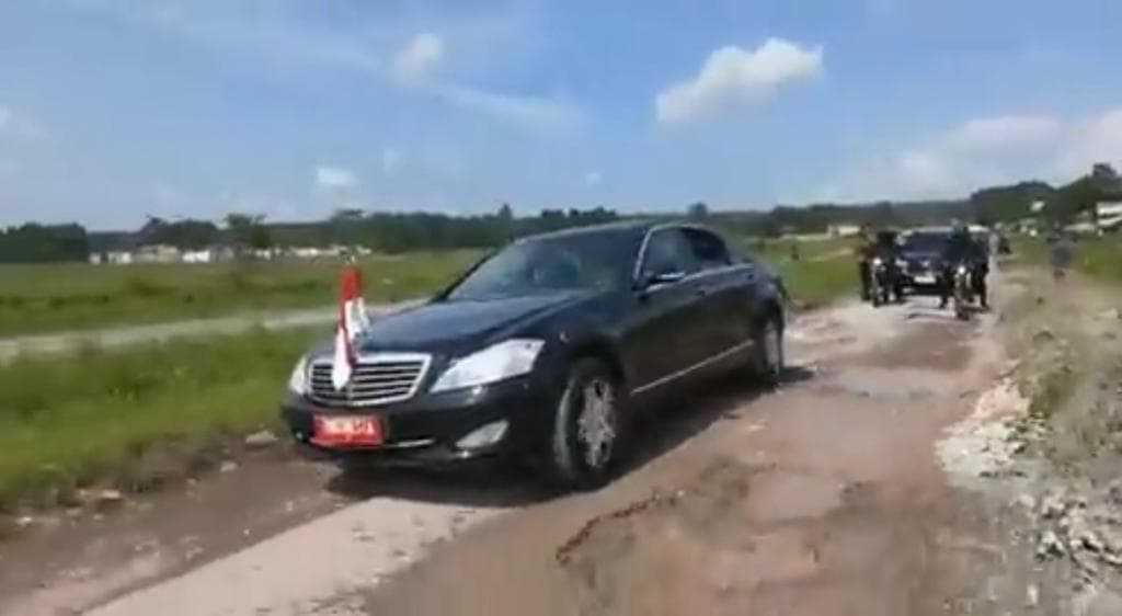 Jokowi Soal Perbaikan Jalan Rusak di Lampung: Jika Pemda Tak Mampu, Kementerian PUPR akan Ambil Alih