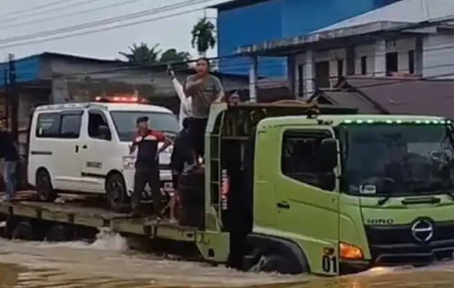 Mobil ambulan naik mobil alat berat