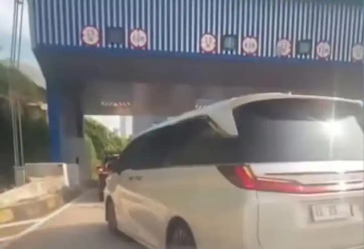 Mobil Dinas RI 25 Diduga Potong Antrean di Tol Cilandak