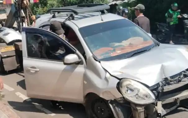 mobil hantam pembatas jalan
