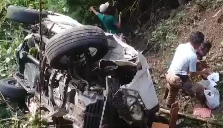 Mobil Pajero bernopol F 1364 GH terjun ke jurang