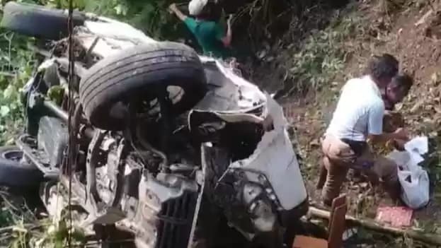 mobil pajero terjun ke jurang