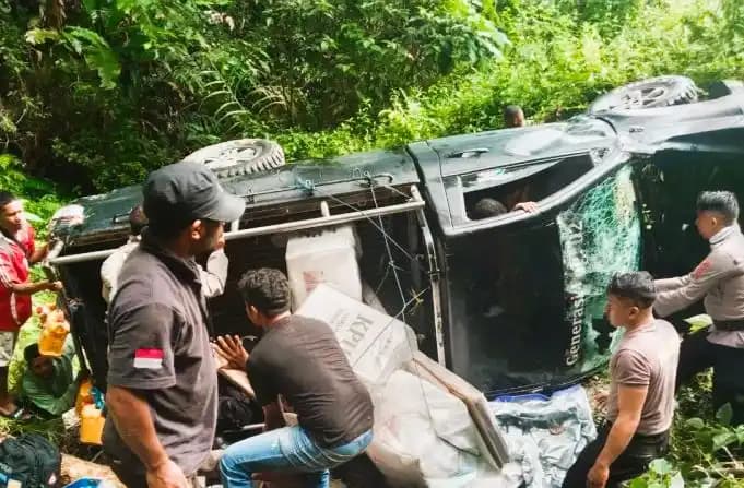 Mobil pengangkut logistik Pilkada terbalik di Buru