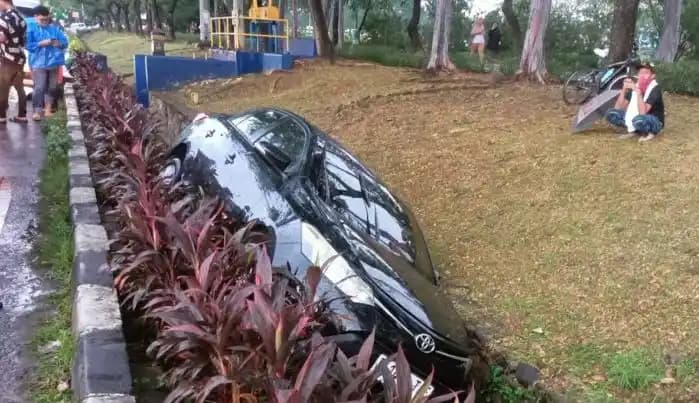 Mobil sedan terperosok