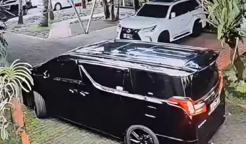 Mobil Toyota Alphard yang dikendarai Brigadir RAT saat diduga bunuh diri di Jalan Mampang Prapatan, Jakarta Selatan, Kamis (25/4/2024).
