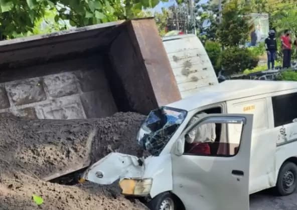 Mobil truk pasir