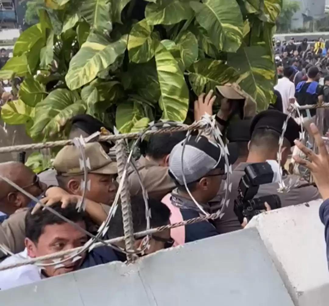 Momen Penyelamatan Habibukohman di Tengah Demonstrasi