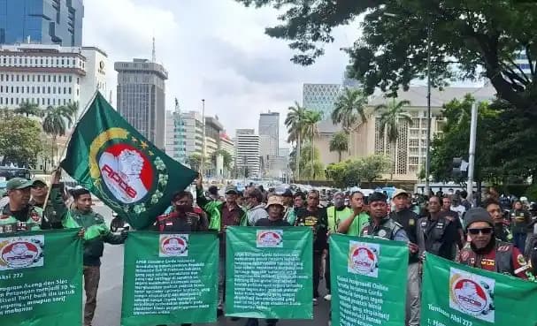 Ojol Menggelar Aksi Demonstrasi di Kawasan Patung Kuda, Jakarta Pusat