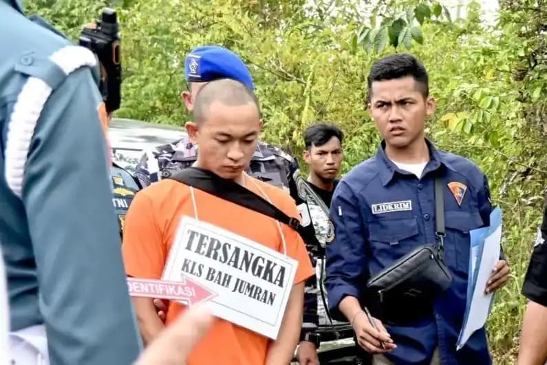 Oknum TNI AL Kelasi I Jumran (baju oranye)