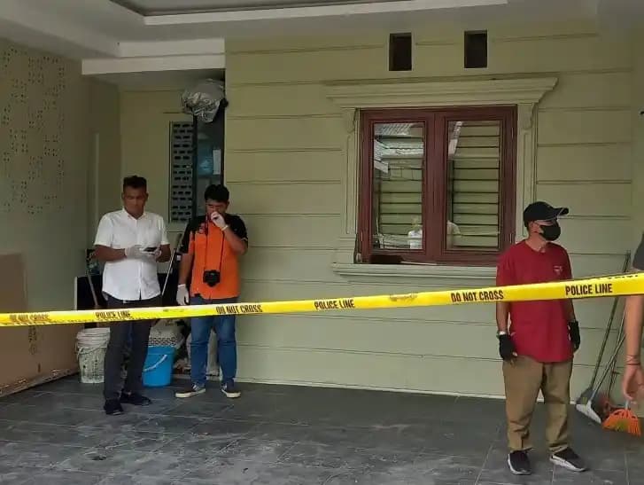 Olah TKP Kebakaran Rumah Hakim di Medan