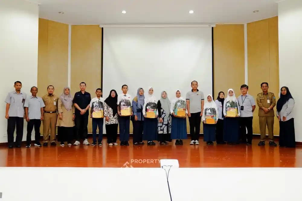 Orang Tua Hantarkan Anak ke Pemali Boarding School PT Timah
