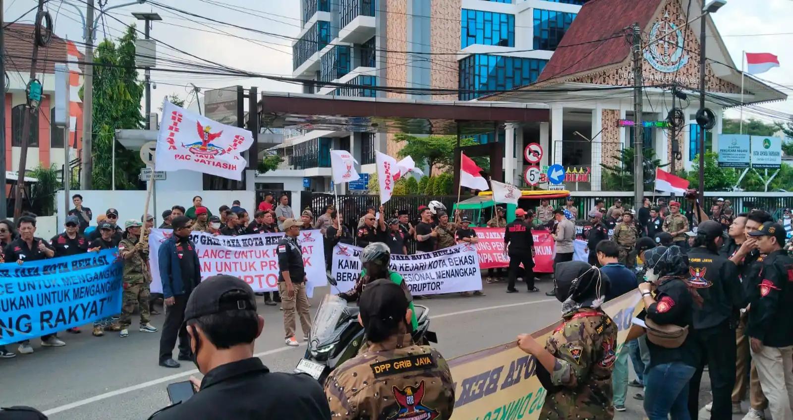 Ormas Grib Jaya menggelar aksi demonstrasi di depan Kantor Kejari Kota Bekasi