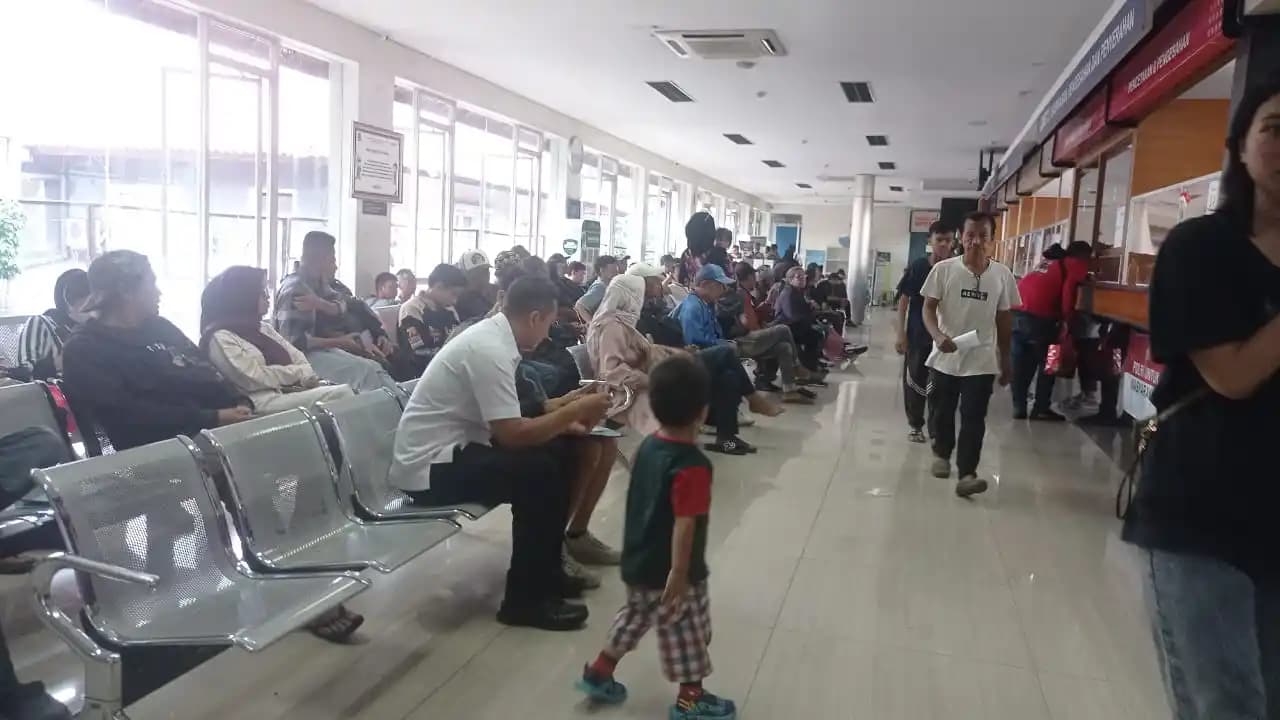 Pamin II Sie STNK Subdit Regident Ditlantas Polda Jabar, Ipda Irvan Ramdhani saat memberi penjelasan ke salah satu wajib pajak di kantor Samsat Pajajaran