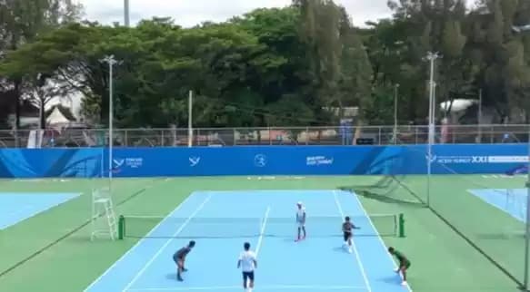 Para atlet menjalani latihan menjelang pertandingan tenis PON XXI Aceh-Sumut 2024.