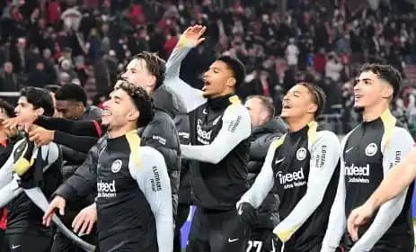 Para pemain bola berselebrasi