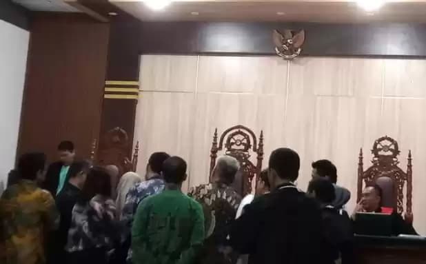 Para saksi dan tiga terdakwa bersama kuasa hukum menghadap hakim untuk ditunjukkan sejumlah bukti oleh Jaksa Penuntut Umum (Foto: Dok Jubi)