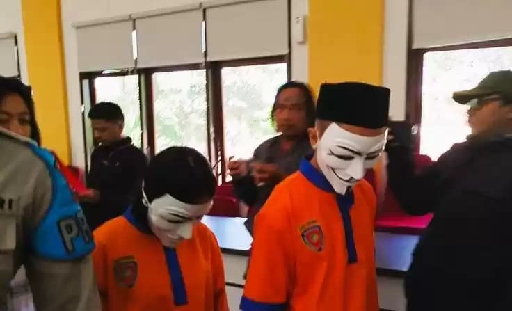 Pasangan muda DR dan RN berada di Mapolres Kota Batu