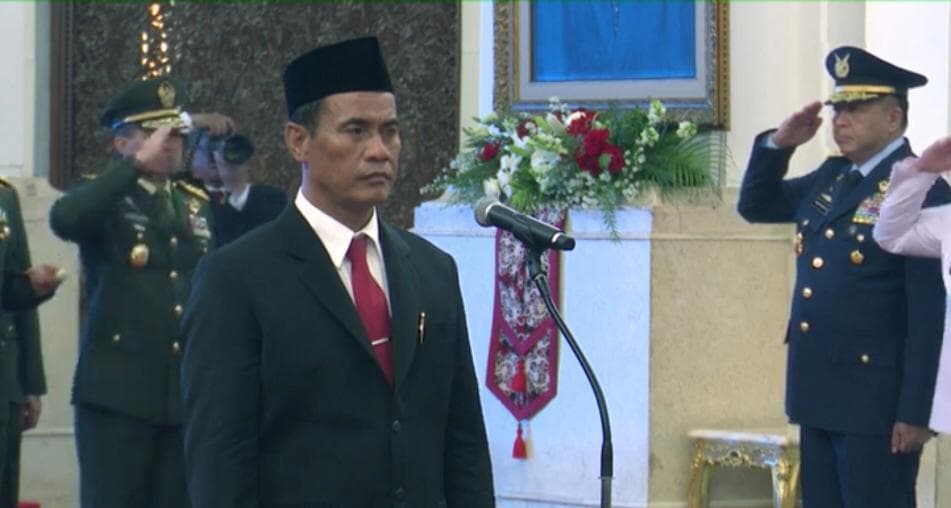 Jokowi Resmi Lantik Amran Sulaiman Jadi Mentan