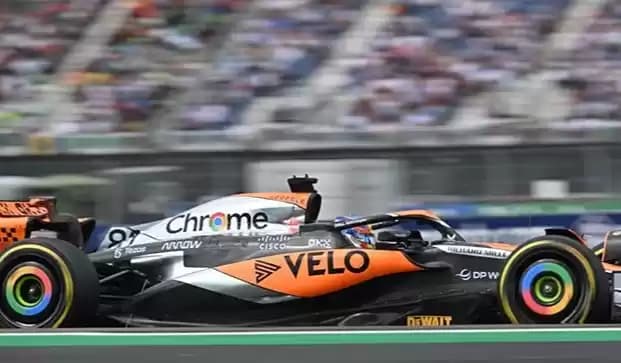 Pebalap McLaren Oscar Piastri melaju