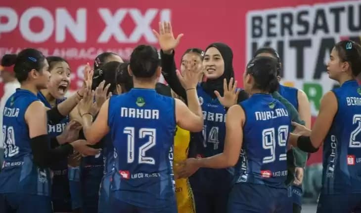 Pebola voli Jawa Barat melakukan selebrasi usai mengalahkan tim voli Jawa Tengah