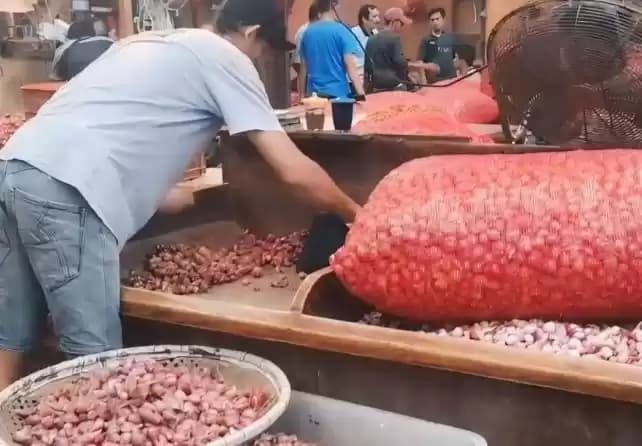Pedagang Bawang merah di pasar