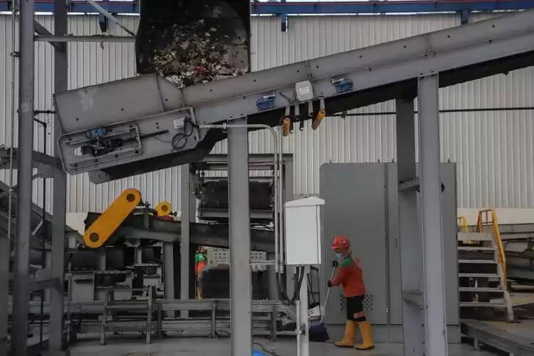 Pekerja bersihkan sampah berjatuhan saat proses pengolahan refuse derived fuel (RDF) di kawasan Fasilitas Landfill Mining dan Refuse Derived Fuel Plant TPST Bantargebang, Kota Bekasi