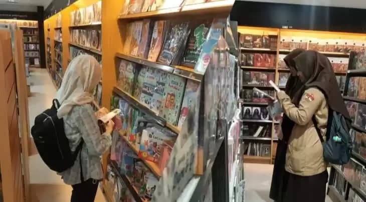 Pelajar sedang berada di pustaka