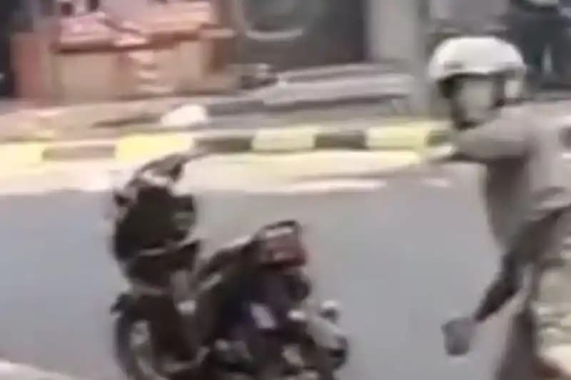 pelaku pelempar kaca transjakarta