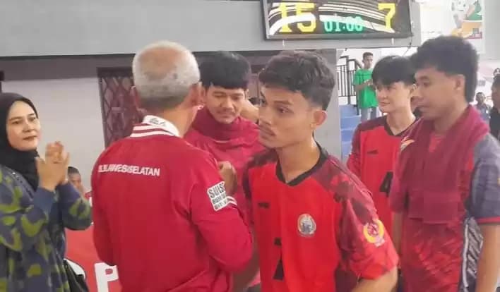 Pelatih Sulawesi Selatan menyalami atletnya usai meraih medali emas
