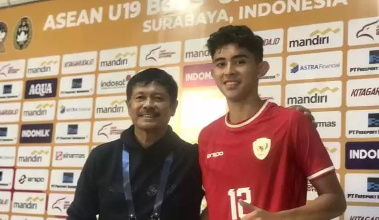 Pelatih Timnas Indonesia U-19 Indra Sjafri bersama pemainnya Welber Jardim berpose