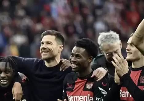 Pelatih Xabi Alonso bersama pemain Bayer Leverkusen